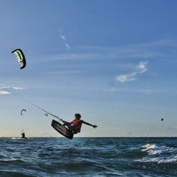 Practicar kitesurf en Punta San Carlos